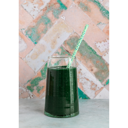 Een glas met verse spirulina